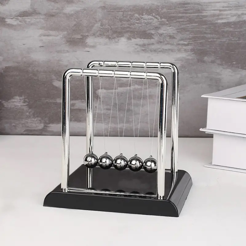 Newton Cradle Large - Newton wahadłowe kulki balansujące: stylowy wystrój